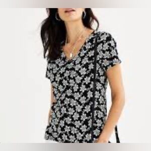 Croft & Barrow Women’s Black and White Floral Vneck Short Sleeved Tee